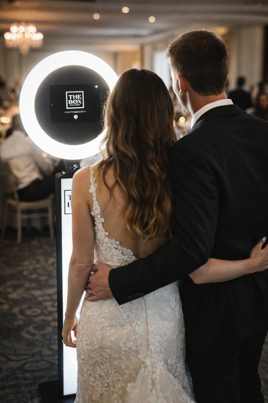Brautpaar an der THE BOX Fotobox mit Ringlicht – Fotobox mieten Walheim